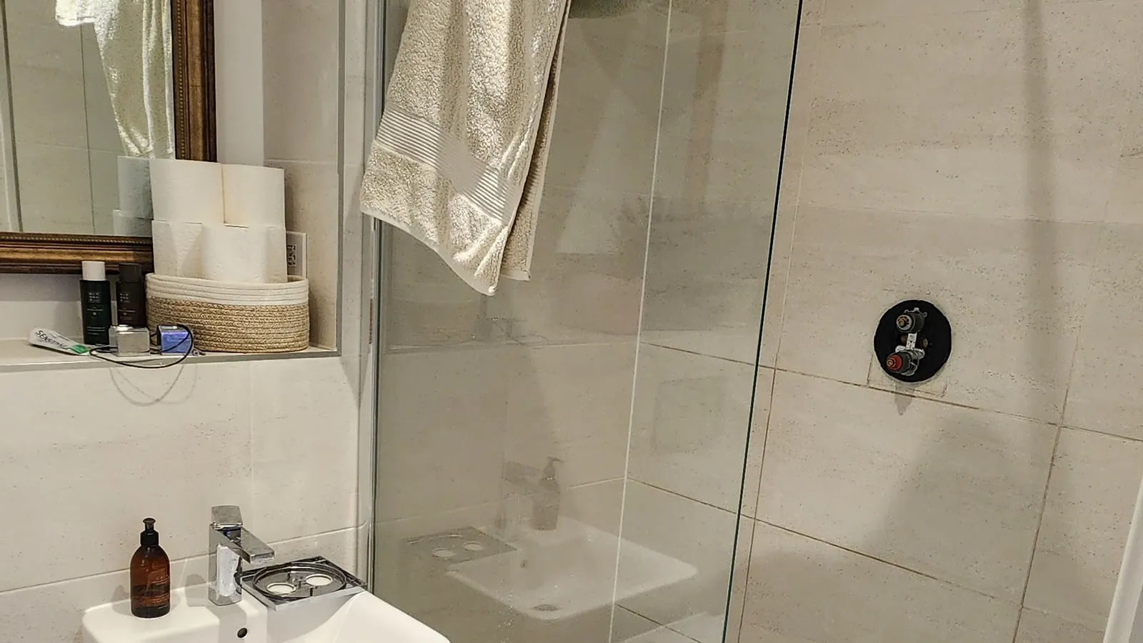 Ensuite shower room identified as the relevant source area during bathroom leak detection in Brighton