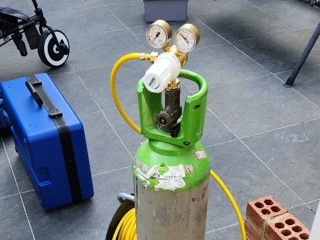 Tracer gas cylinder and regulator used for leak detection